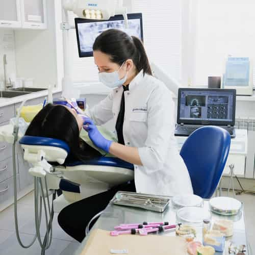 Implantes dentales en Cancún en 2025: materiales, técnicas y testimonios de pacientes